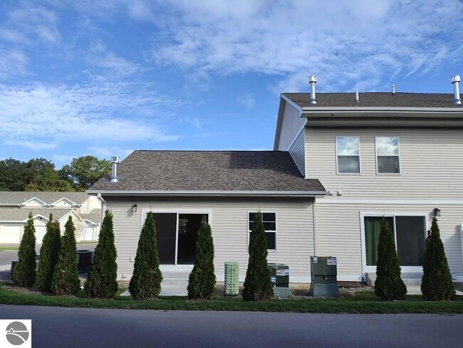 Building Photo - 1542 Simsbury St