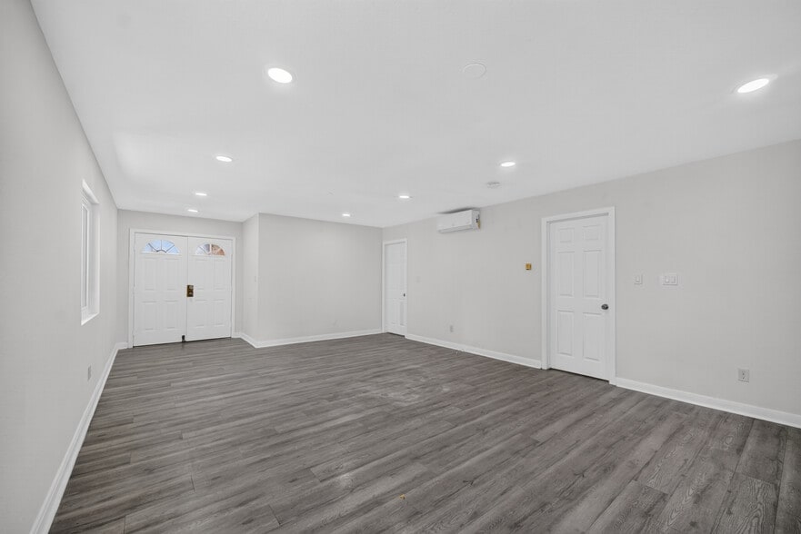 Living/Dining room - 9817 Holmes Ave
