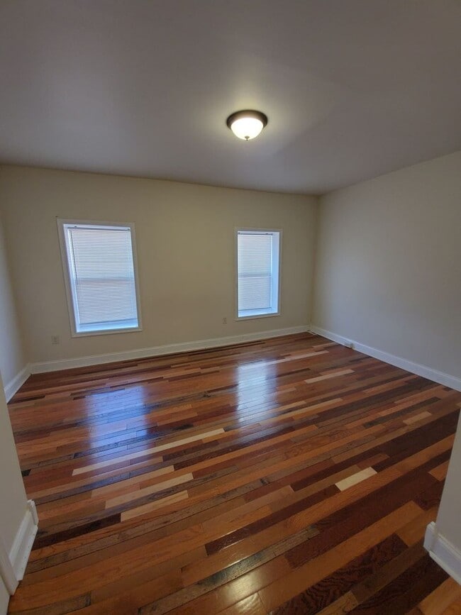 Building Photo - 3 bedroom, 1 bath, 2 story half double house