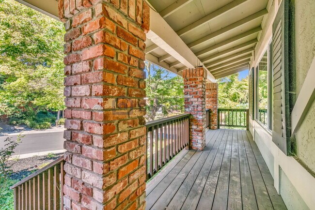 Building Photo - 30 Pony Ct