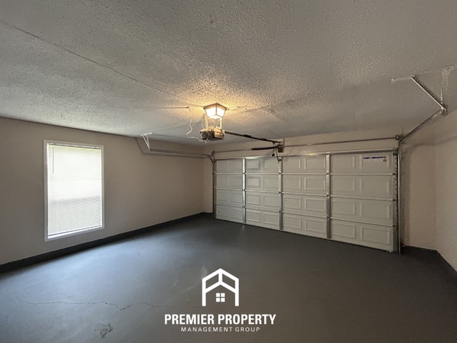Building Photo - Charming 3BR/2BA Southaven Cove | Vaulted Ceilings, Fireplace & 2-Car Garage