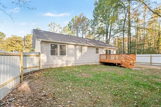 Building Photo - Newer 3-bedroom home available now in Colonial Beach!