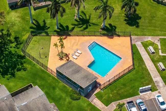 Building Photo - Makakilo Townhouse- 3 bed/ 1.5 bath/ 2 parking - Dog Friendly