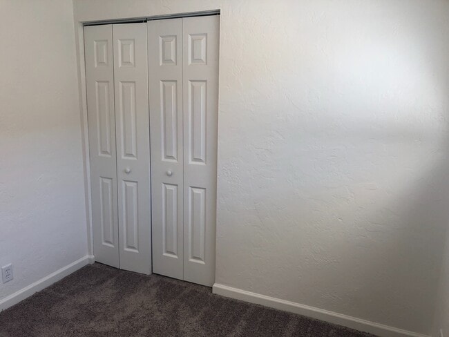 Building Photo - Updated 3 bedroom 1.5 bath duplex!