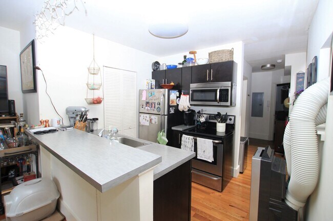 Building Photo - 2831 W Girard Ave