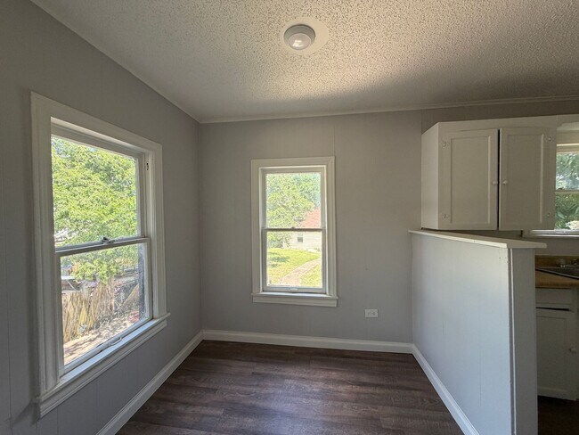 Building Photo - Apartment *Upstairs*