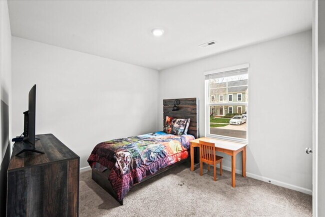 Building Photo - For Rent: Modern 4-Bedroom Home with Priva...