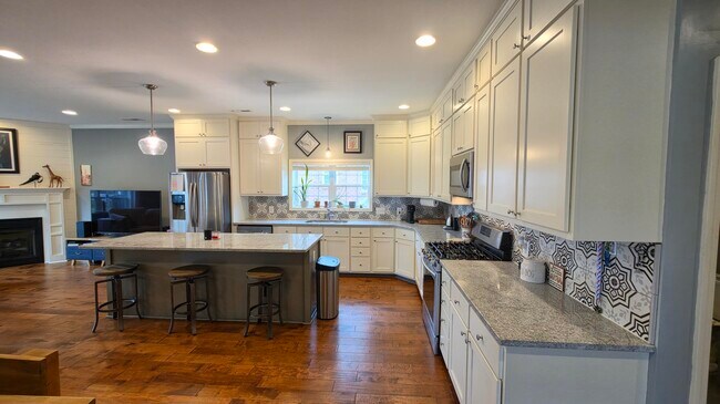 Building Photo - 3120 Mayflower Ln