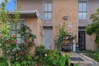 Building Photo - 11000 Kinghurst Dr