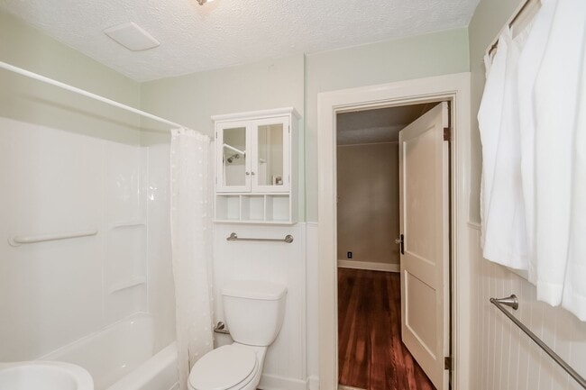 Building Photo - Charming Bungalow in South Broadripple