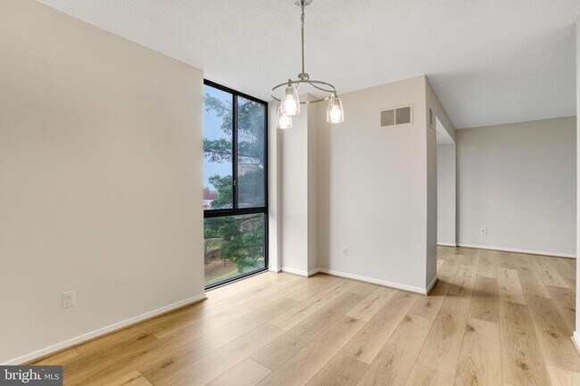 Building Photo - 2300 Pimmit Dr