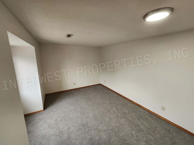 Building Photo - *1ST FULL MONTH'S RENT FREE PROMO* Spaciou...