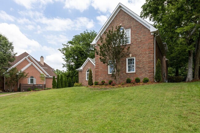 Building Photo - COMING SOON!-- Walk to Kenrose and Ravenwood!
