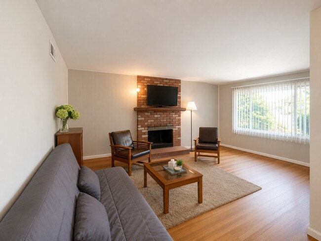 Building Photo - 1351 Oakwood Ct
