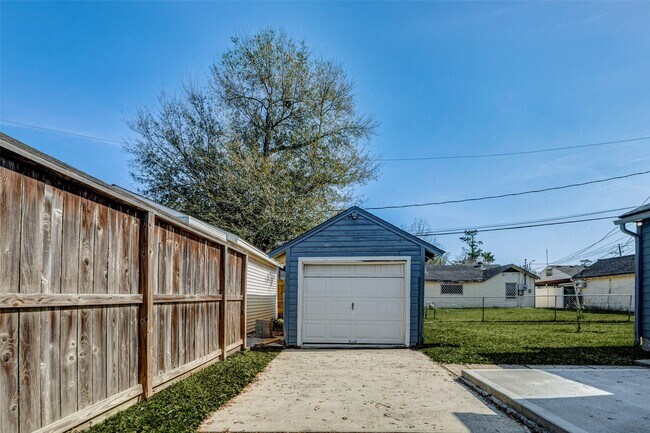 Building Photo - 2043 Alta Vista St