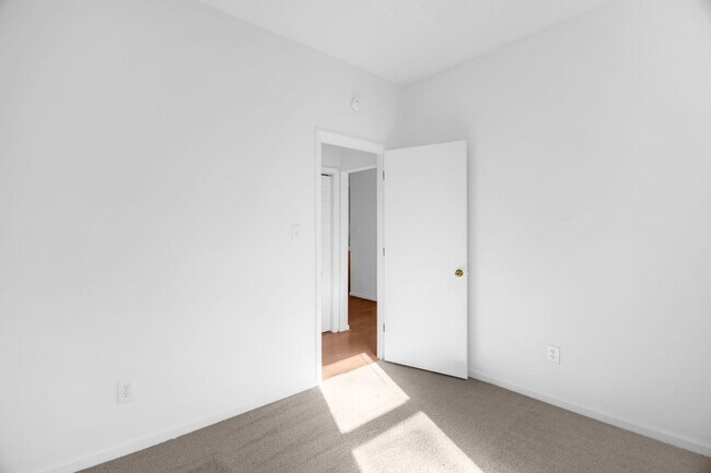 Building Photo - Cozy Home located in Greensboro