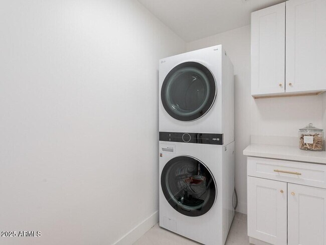 Building Photo - 4748 E Redfield Rd