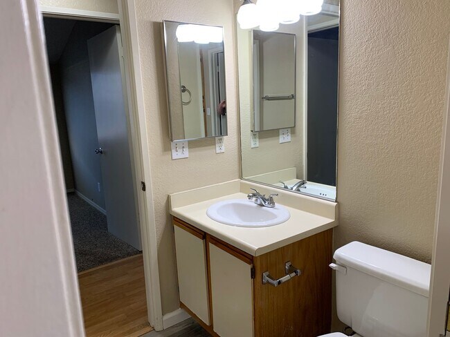 Building Photo - Ready for Move In! Townhome in Brentwood G...
