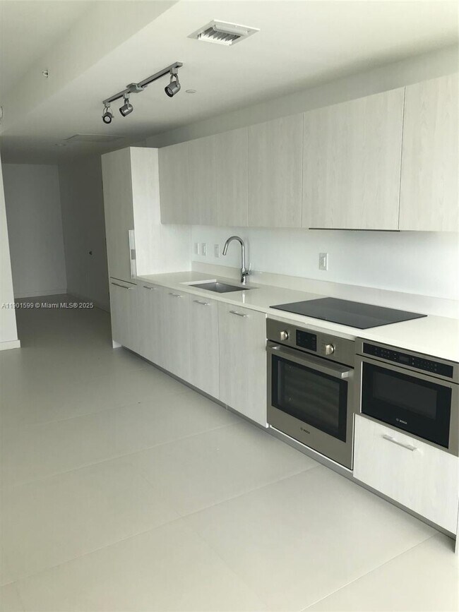 Building Photo - 501 NE 31st St