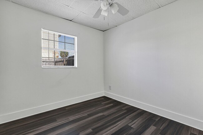 Building Photo - 2027 30th Ave N