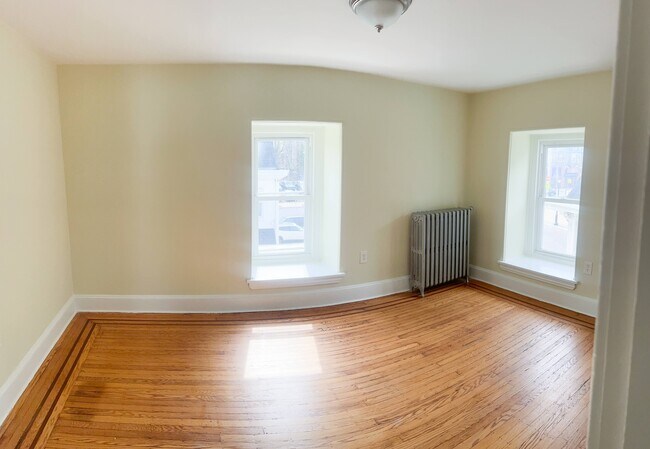 Building Photo - 53 W Maplewood Mall