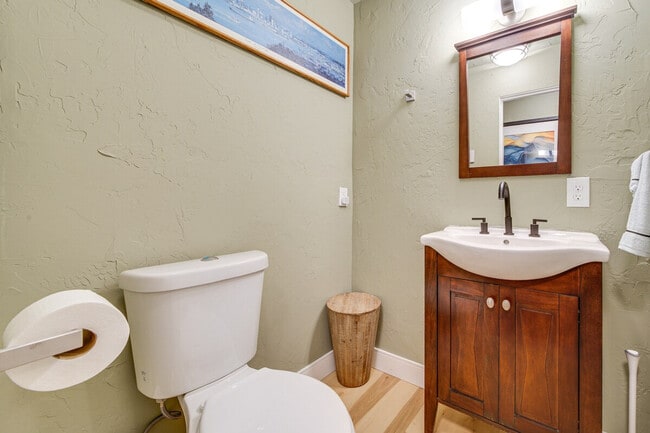 Building Photo - 1425 S Puget Dr