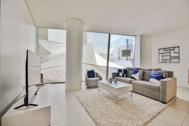 Building Photo - Luxurious premium corner unit nearly 1600 sq ft., Impeccably furnished-turn key- 2 bedroom 2 bath...