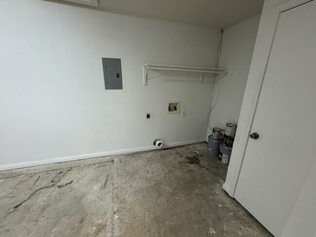 Building Photo - 2-Bed 2-Bath 1-Car Garage easy access to W...