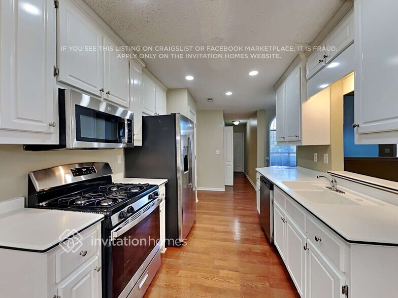 Building Photo - 1127 Chateau Terrace