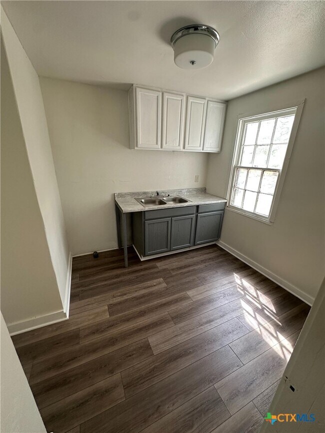 Building Photo - 1204 E Warren Ave