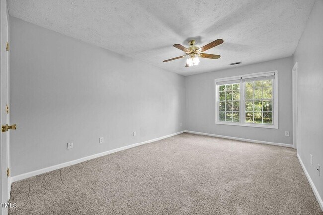 Building Photo - 450 Main St