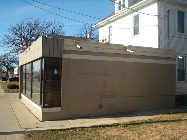 Building Photo - 1002 W Oakland Ave