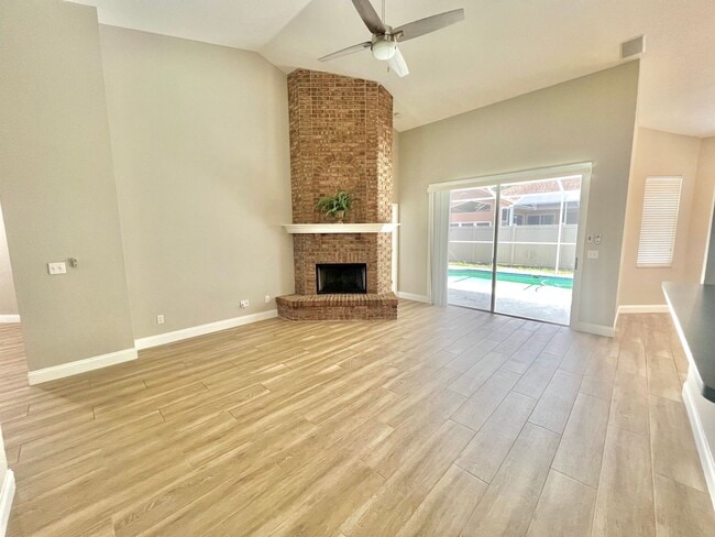 Building Photo - Stunning 3BD/2BTH Pool Home in Tarpon Spri...