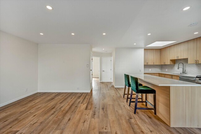 Building Photo - 123 Byxbee St