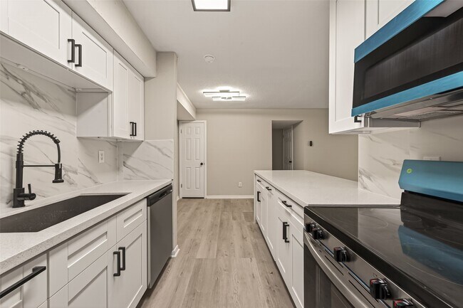 Building Photo - 1860 White Oak Dr