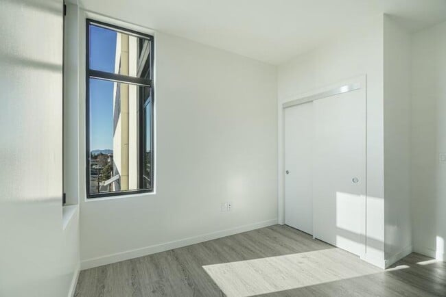 Building Photo - New Contemporary Sunny Apartment With Views