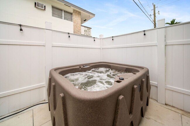 Building Photo - 847 NE 16th Ave