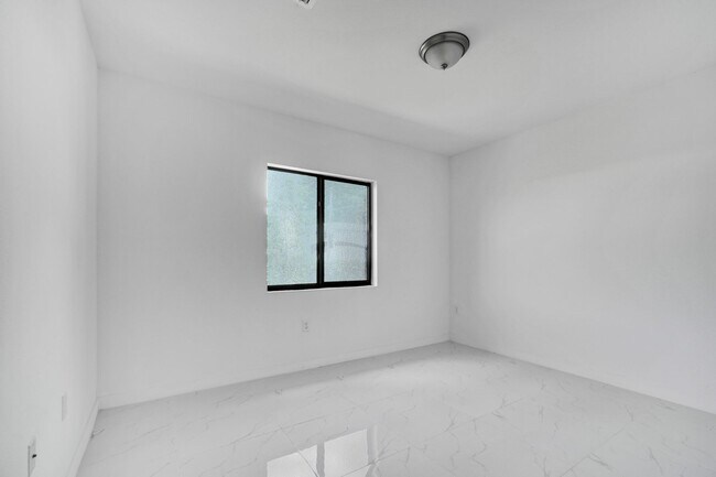 Building Photo - Goulds 4 Bed Triplex