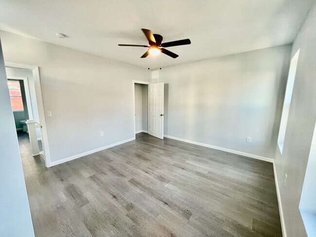 Building Photo - Bright and Updated 2 Bedroom 1.5 Bath House in Oakland