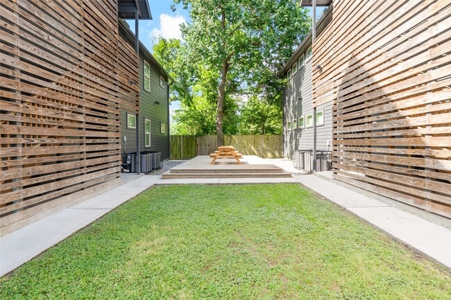 Building Photo - 3426 Tuam St