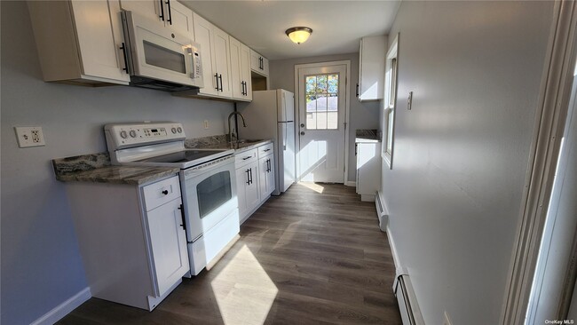 Building Photo - 169 Bayview Dr