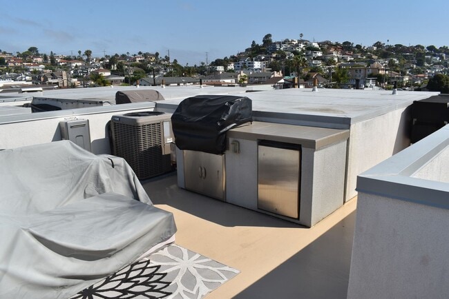 Building Photo - 2 bedroom 2.5 bath Townhome, walking dista...