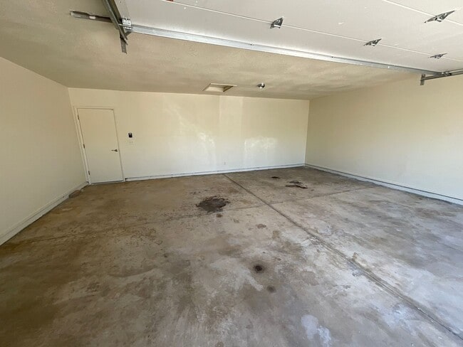 Building Photo - Great Northwest location Magee & La Canada
