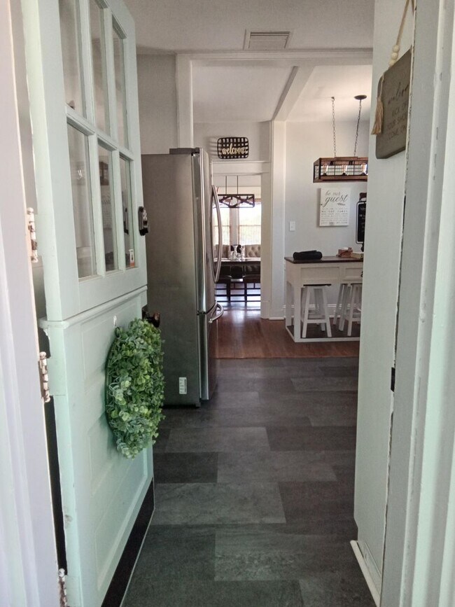 Building Photo - Fully Furnished Home Just Minutes From LU