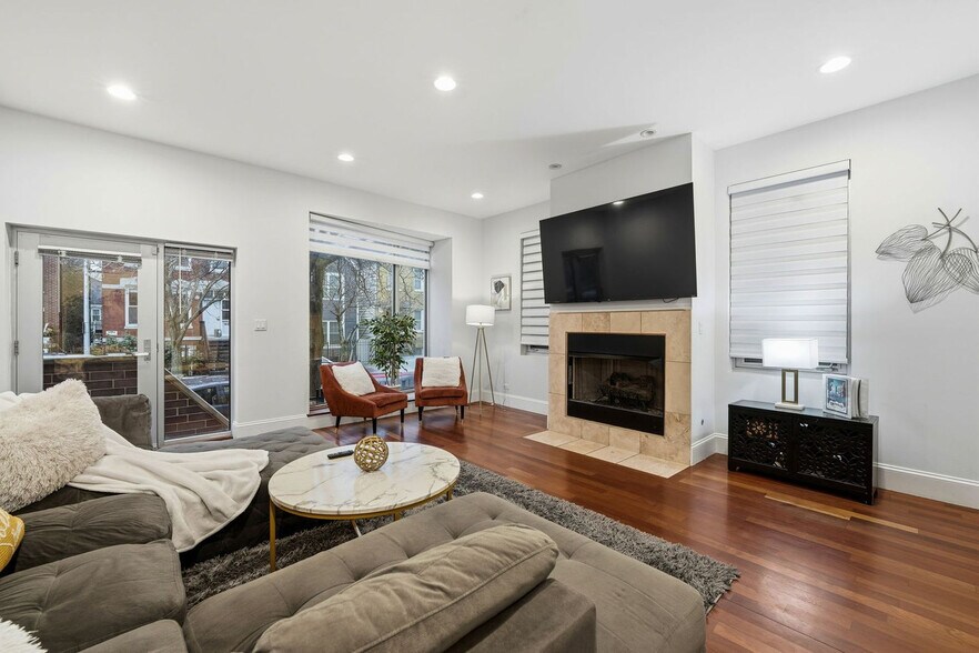 Building Photo - 1621 W Beach Ave