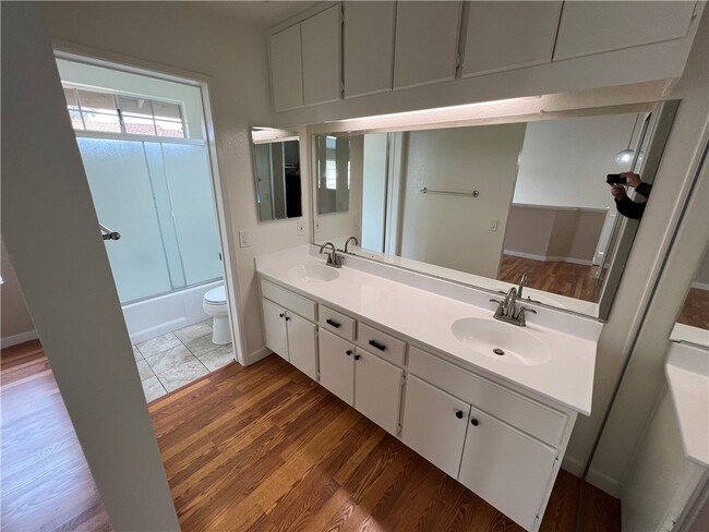 Building Photo - 23401 La Crescenta