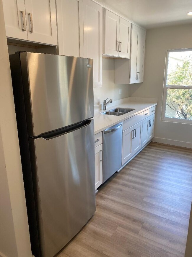 Building Photo - 2048 Swazey St