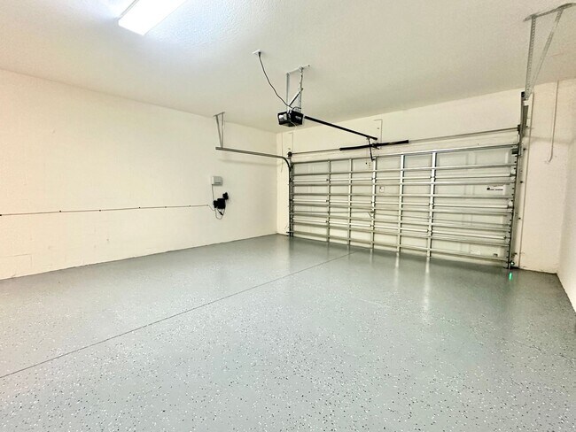 Building Photo - Upscale and modern 5bedroom/2.5bath home i...