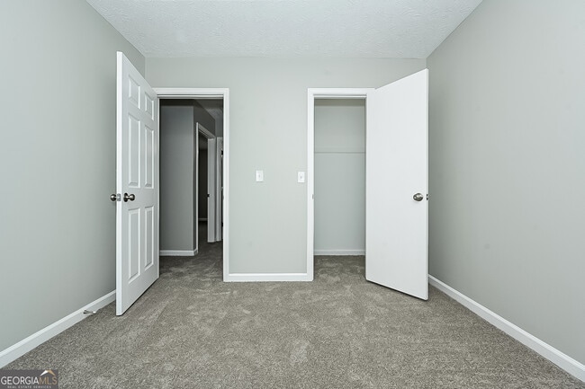Building Photo - 3042 Medina Dr