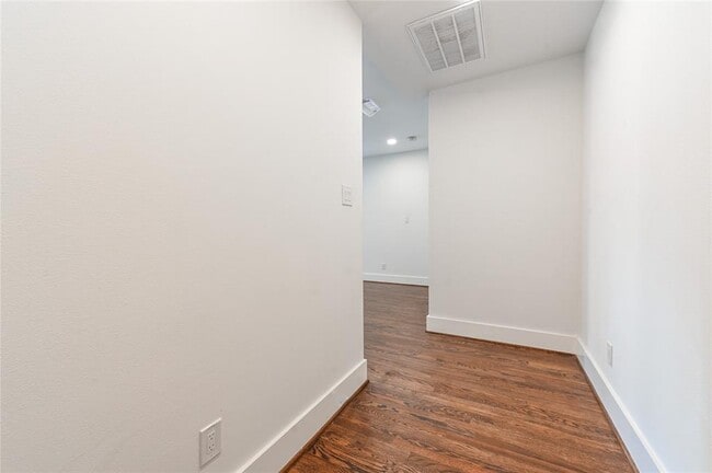 Building Photo - 425 W 21st St